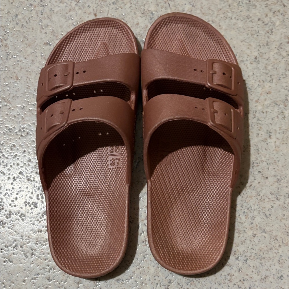 Freedom Moses Slides- Size 36/37 in Venus Color